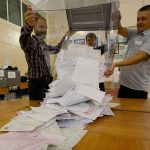 Los miembros de una comisión electoral local vacían una urna antes de comenzar a contar los votos durante las elecciones parlamentarias de tres días en la ciudad de Vladivostok, en el extremo oriental, Rusia, el 19 de septiembre de 2021. REUTERS / Tatiana Meel NO HAY REVENTAS.  SIN ARCHIVOS