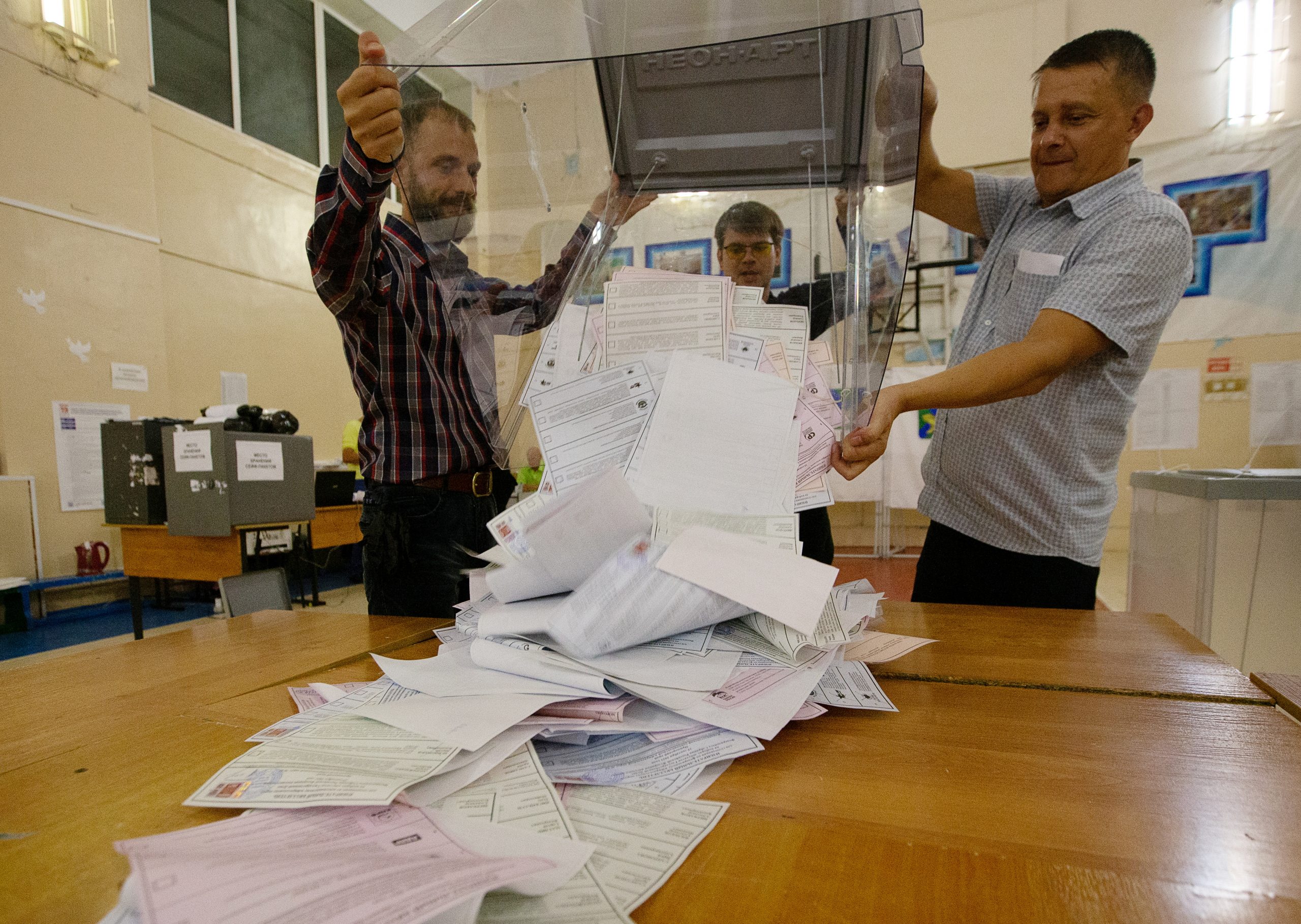 Los miembros de una comisión electoral local vacían una urna antes de comenzar a contar los votos durante las elecciones parlamentarias de tres días en la ciudad de Vladivostok, en el extremo oriental, Rusia, el 19 de septiembre de 2021. REUTERS / Tatiana Meel NO HAY REVENTAS.  SIN ARCHIVOS