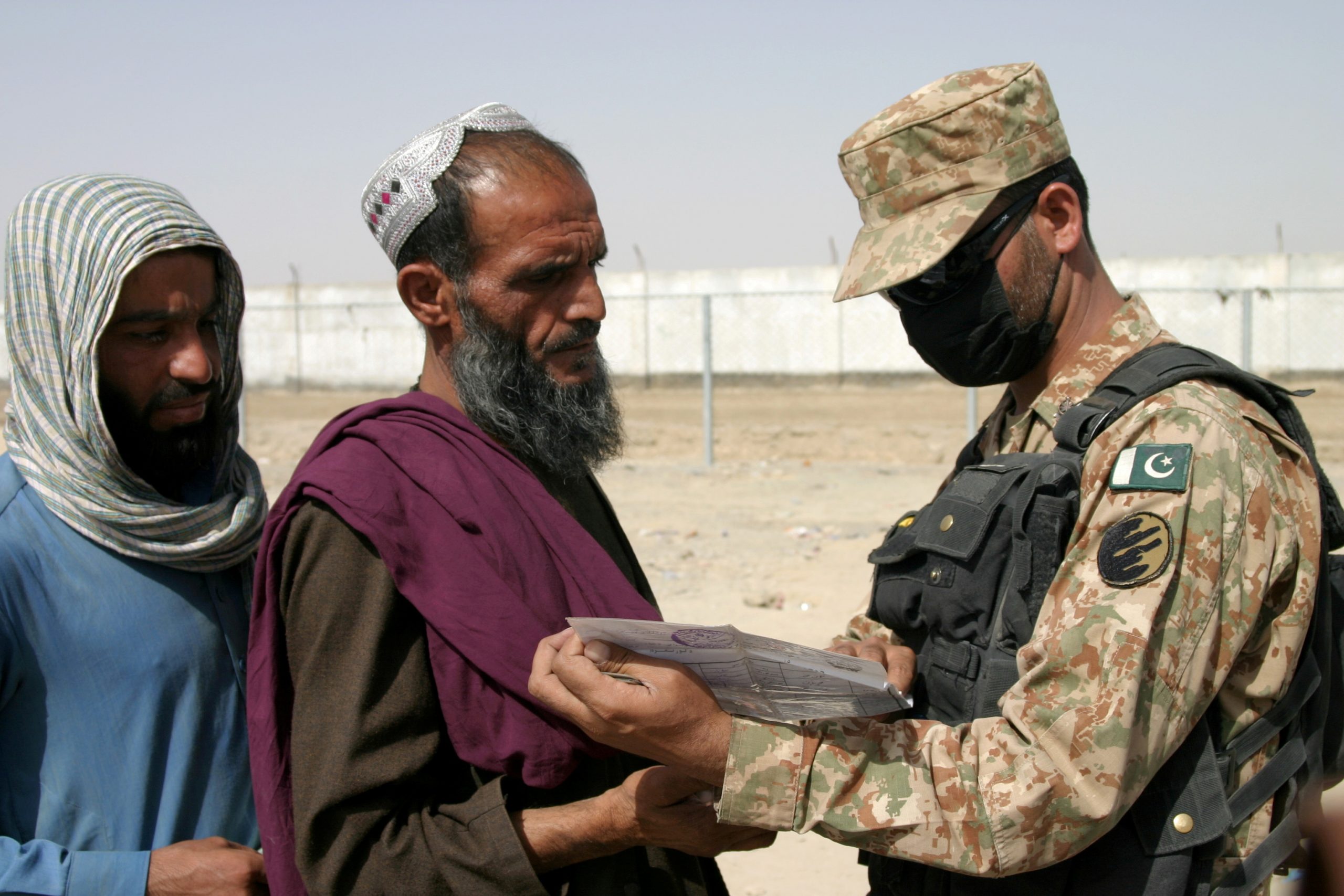 Un soldado paquistaní revisa los documentos de las personas que llegan de Afganistán en el cruce de la Puerta de la Amistad en la ciudad fronteriza entre Pakistán y Afganistán de Chaman, Pakistán, el 27 de agosto de 2021. REUTERS / Saeed Ali Achakzai / Foto de archivo