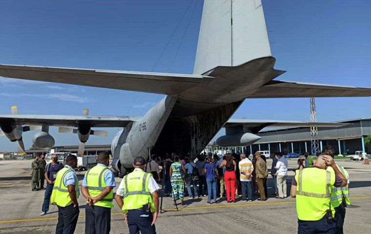 La aeronave fue recibida en el Aeropuerto Internacional José Martí de La Habana por la ministra de Ciencia, Elba Rosa Pérez Montoya, y el embajador de Argentina, Luis Alfredo Ilarregui.