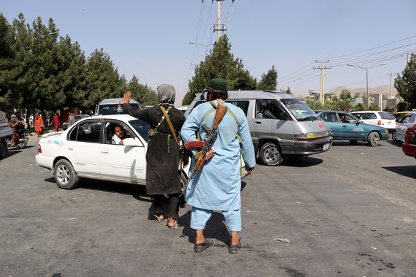 Gas y bastones.  Los talibanes * dispersan la manifestación de mujeres en Kabul