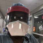 La enfermera registrada de la UCI, Pascaline Muhindura, usa PPE mientras trabaja en el Centro Médico de Investigación en medio de la pandemia de la enfermedad por coronavirus (COVID-19) en Kansas City, Missouri, EE. UU., En esta foto sin fecha del folleto.  Pascaline Muhindura / Folleto a través de REUTERS