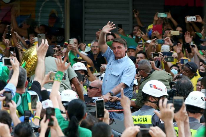 El presidente Jair Bolsonaro saluda a los partidarios durante una manifestación en el Día de la Independencia de Brasil en São Paulo el 7 de septiembre