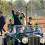 Jair Bolsonaro y su familia llegan al palacio presidencial para una ceremonia de izamiento de la bandera en el Día de la Independencia de Brasil el martes.