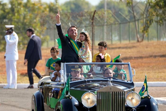 Jair Bolsonaro y su familia llegan al palacio presidencial para una ceremonia de izamiento de la bandera en el Día de la Independencia de Brasil el martes.