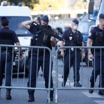 Las fuerzas policiales francesas aseguran cerca del juzgado de París en la Ile de la Cite France antes del inicio del juicio por los atentados de noviembre de 2015 en París, en París, Francia, el 8 de septiembre de 2021. REUTERS / Christian Hartmann