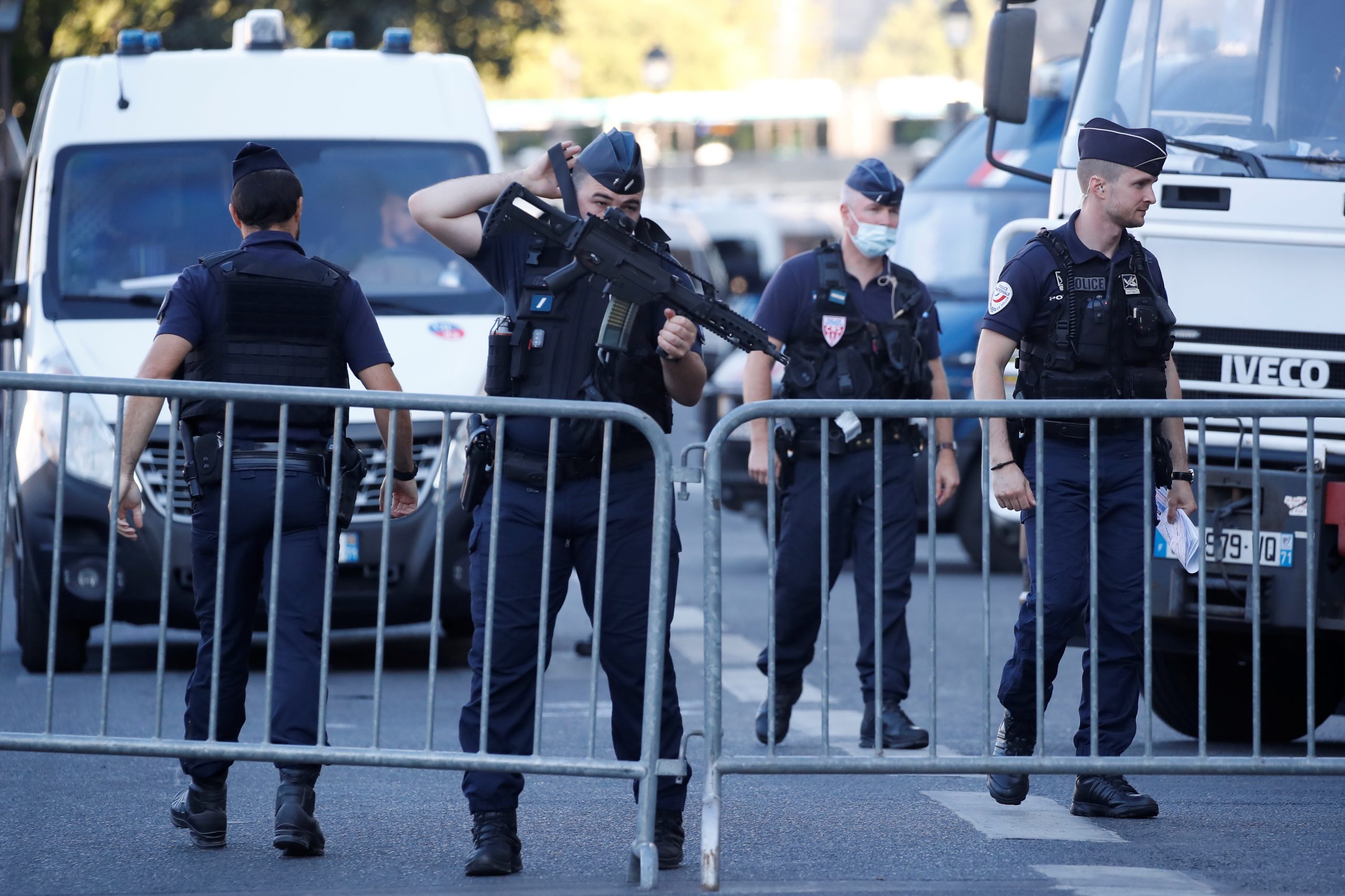 Las fuerzas policiales francesas aseguran cerca del juzgado de París en la Ile de la Cite France antes del inicio del juicio por los atentados de noviembre de 2015 en París, en París, Francia, el 8 de septiembre de 2021. REUTERS / Christian Hartmann