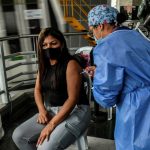 Una mujer en Medellín, Colombia recibe la vacuna CoronaVac, desarrollada por la china Sinovac