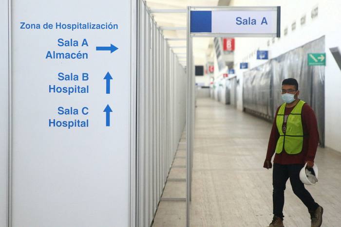 Un trabajador del hospital de campaña, donde los pacientes se beneficiaron de un tratamiento gratuito.  Dos tercios de sus costos de instalación y funcionamiento provinieron del sector privado