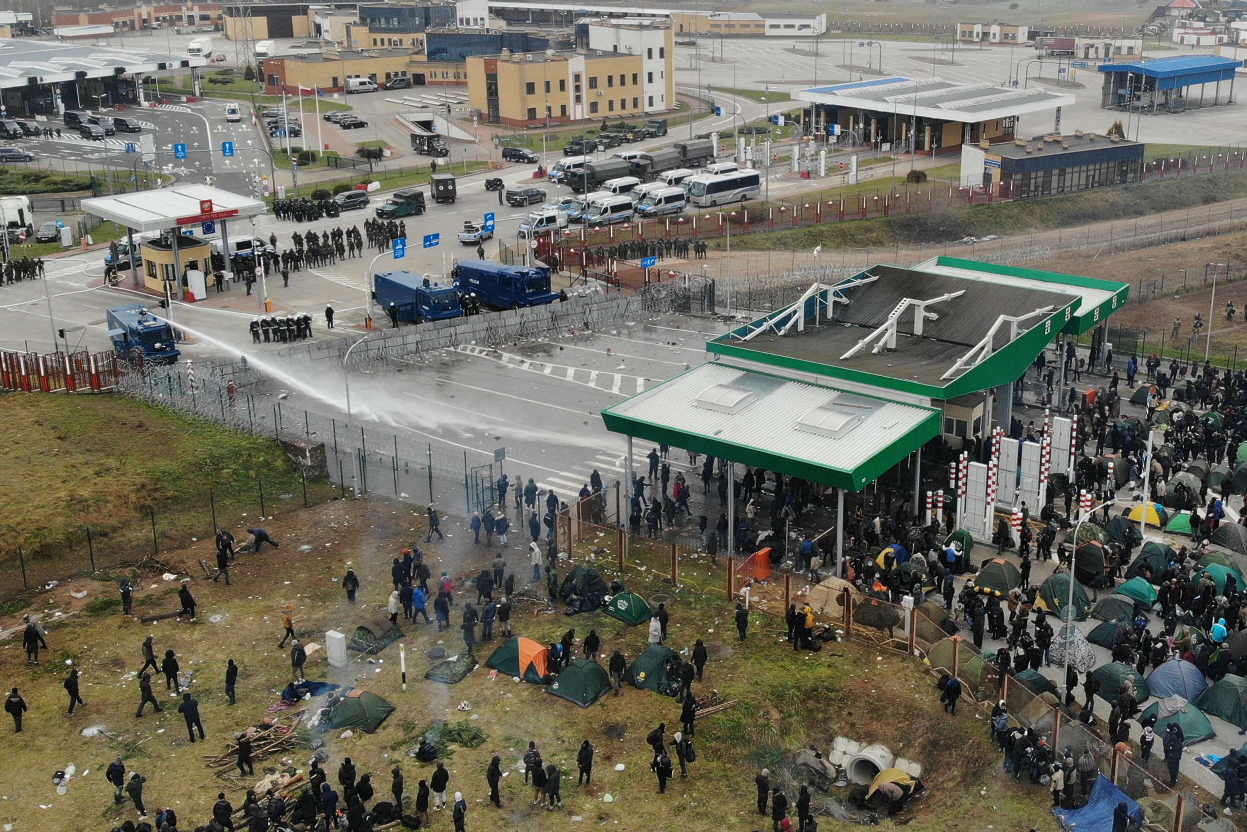 Los agentes de la ley polacos utilizan un cañón de agua contra los migrantes en un puesto de control fronterizo Kuźnica-Bruzgi en la región de Grodno en Bielorrusia el 16 de noviembre.