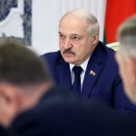 El presidente de Bielorrusia, Alexander Lukashenko, habla durante una reunión de gabinete en Minsk, Bielorrusia, el jueves 11 de noviembre.