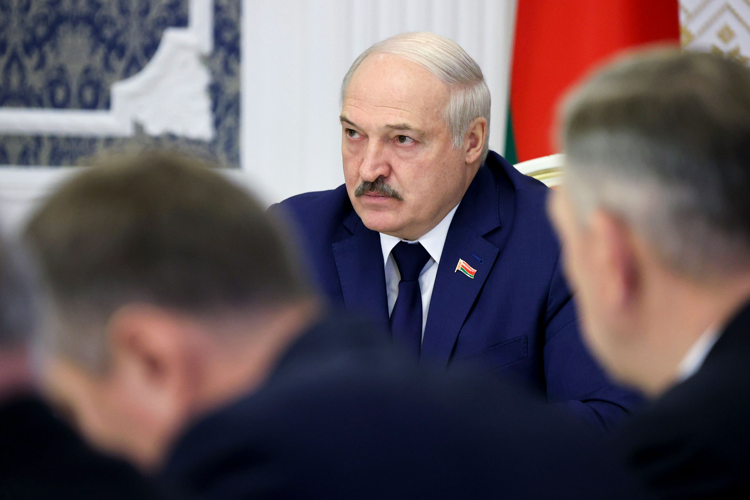 El presidente de Bielorrusia, Alexander Lukashenko, habla durante una reunión de gabinete en Minsk, Bielorrusia, el jueves 11 de noviembre.