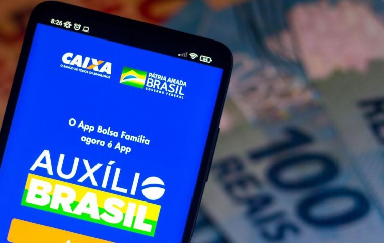 Auxilio Brasil reemplaza el programa anterior, las dos décadas Bolsa Familia, un pilar del Partido de los Trabajadores, ahora en la oposición, y su líder Lula da Silva.