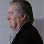 Bannon, aliado de Trump, se rinde para enfrentar cargos de investigación por disturbios en el Capitolio