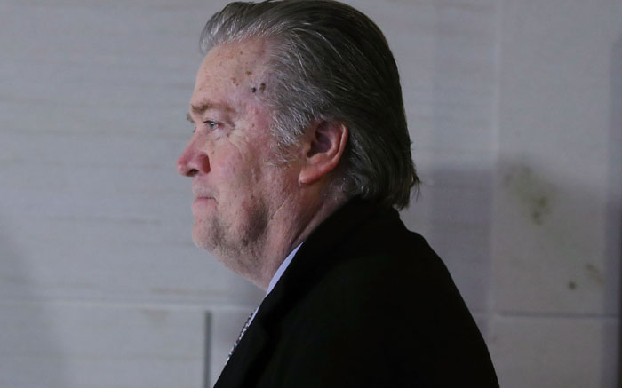 Bannon, aliado de Trump, se rinde para enfrentar cargos de investigación por disturbios en el Capitolio