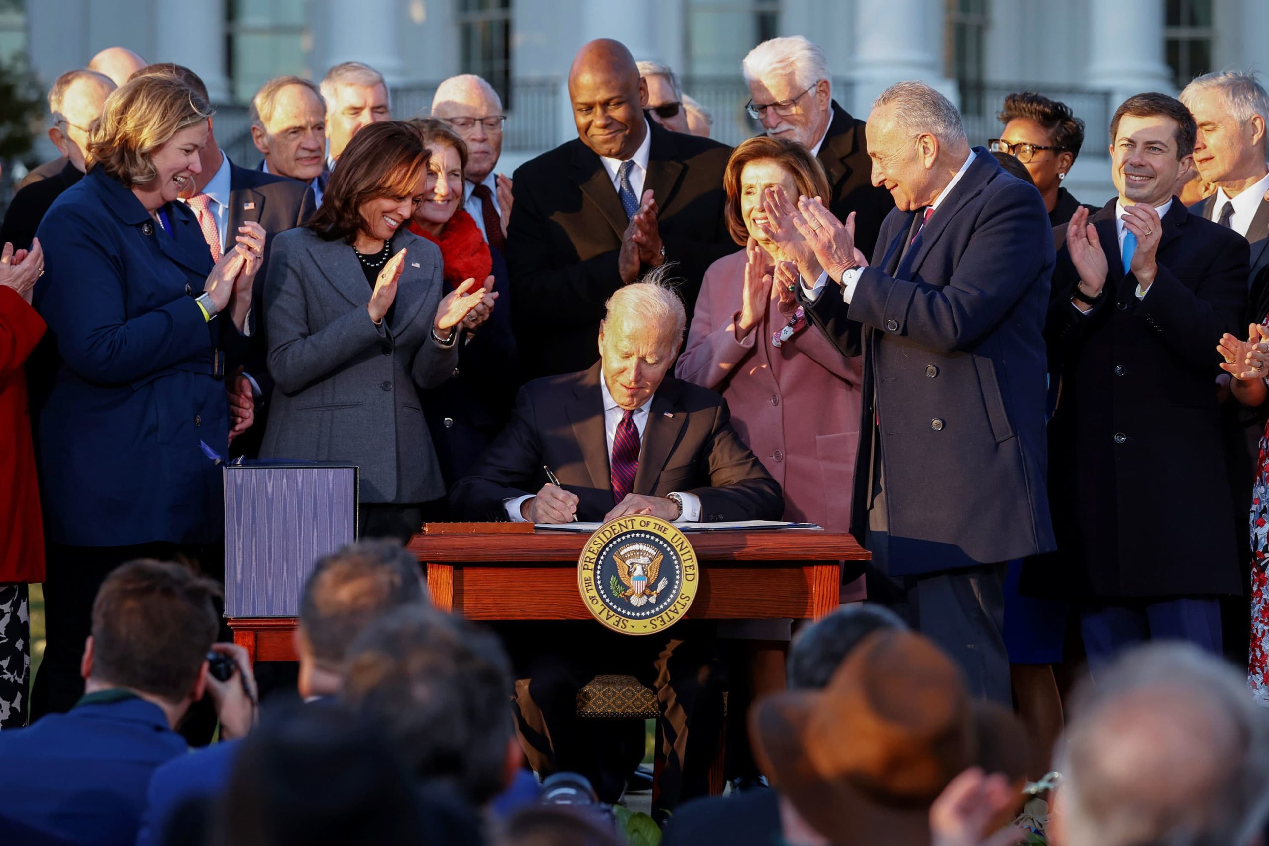 Biden promulga un proyecto de ley de infraestructura bipartidista de $ 1 billón