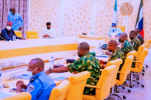 Buhari elogia a la policía y a los jefes militares por los 'éxitos' a pesar del aumento de los secuestros y asesinatos en todo el país