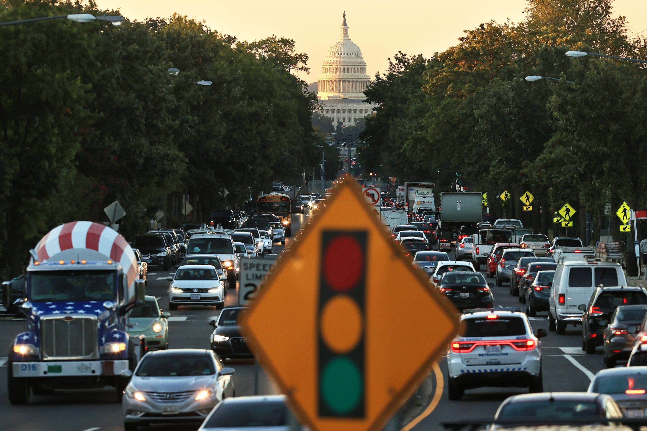 Cámara de Representantes aprueba proyecto de ley de infraestructura bipartidista y lo envía a Biden