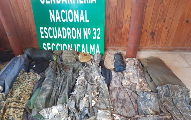 Los rebeldes llevaban municiones y ropa militar a través de un cruce fronterizo sin abrir.