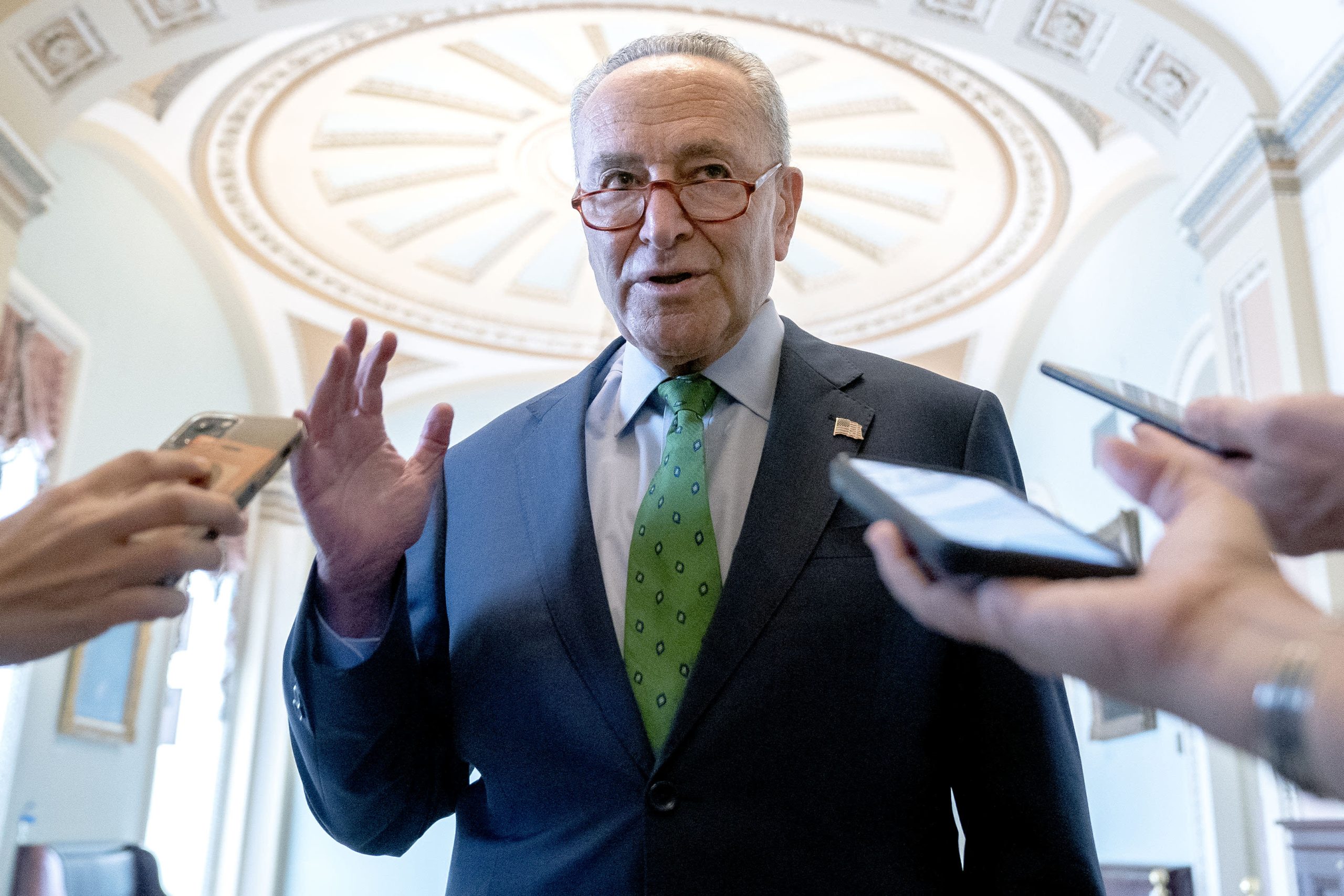 Chuck Schumer dice que el Senado tiene como objetivo aprobar el plan Build Back Better de Biden para Navidad