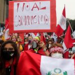 ?? Democracia o comunismo ??  leer una de las pancartas de los manifestantes el sábado