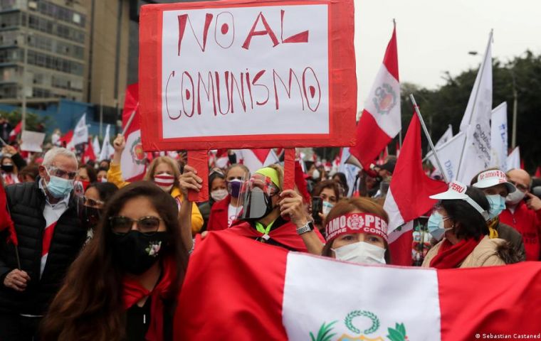 ?? Democracia o comunismo ??  leer una de las pancartas de los manifestantes el sábado