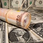 El dólar brilla, el euro sufre mientras los temores del COVID-19 estallan en Europa