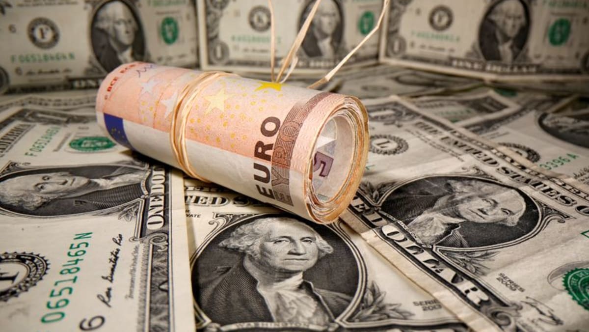 El dólar brilla, el euro sufre mientras los temores del COVID-19 estallan en Europa