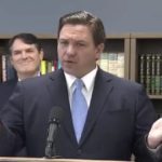 El gobernador de Florida, Ron DeSantis, amenaza con enviar inmigrantes ilegales al estado natal de Biden, Delaware