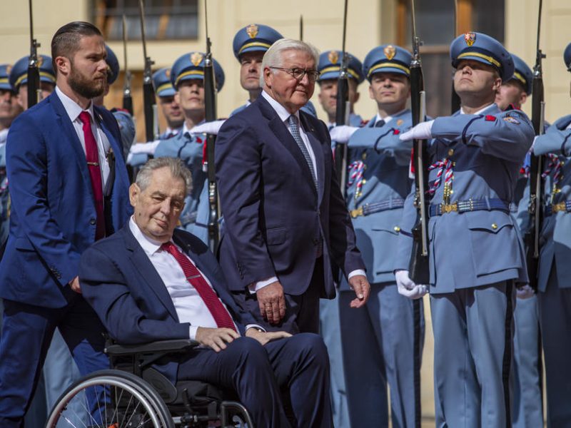 El presidente checo abre paso al gobierno de oposición, se siente en condiciones de terminar su mandato