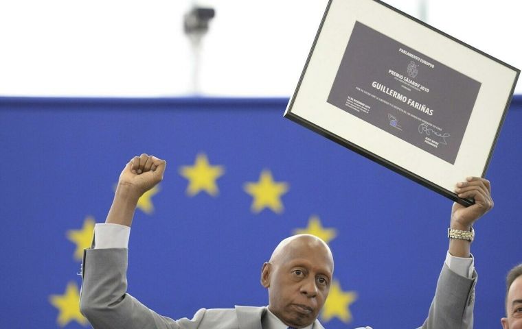 Guillermo Fariñas, Premio Sarajov Libertad fue detenido varias horas e interrogado sobre la marcha programada para el 15N