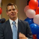 El representante demócrata Eric Swalwell sigue gastando fondos de la campaña en un estilo de vida ostentoso, según muestran los registros de FEC