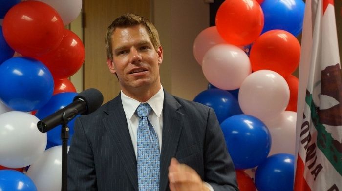 El representante demócrata Eric Swalwell sigue gastando fondos de la campaña en un estilo de vida ostentoso, según muestran los registros de FEC