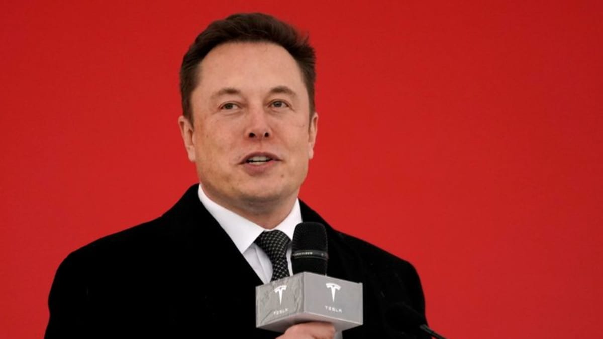 Elon Musk pelea con Bernie Sanders, ofrece vender más acciones de Tesla