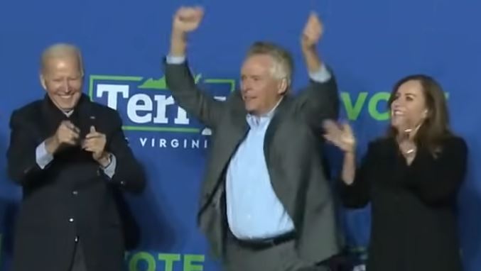 En McAuliffe HQ, una realidad sin Trump se hunde