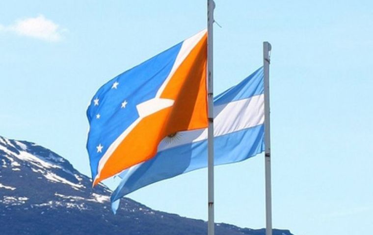 El escudo y la bandera de Tierra del Fuego