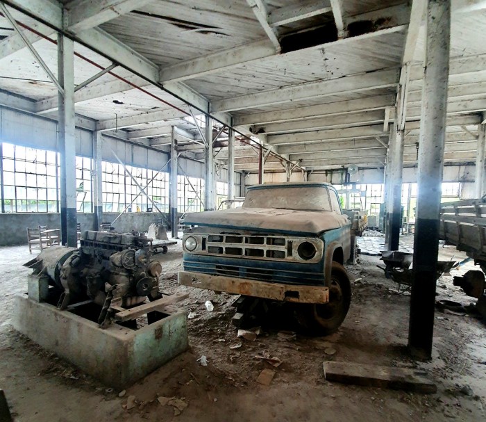 Un vehículo abandonado se encuentra en un edificio en Fordlândia.  Henry Ford nunca visitó su último gran proyecto y la plantación amazónica fracasó estrepitosamente