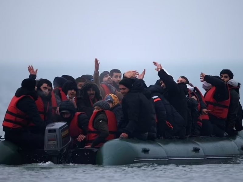 Francia amplía la vigilancia del mar mientras los migrantes prometen perseguir el sueño del Reino Unido
