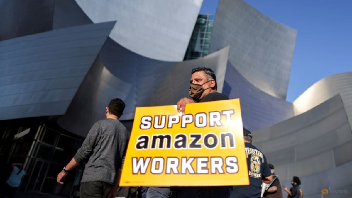 Funcionario de la junta laboral de EE. UU. Ordena a Amazon que rehaga la votación sindical en el almacén de Alabama