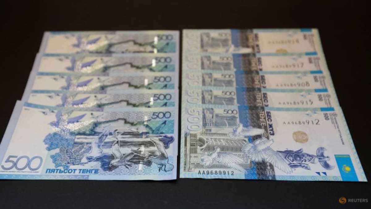 Gobernador del cenbank kazajo dice que el tenge seguirá bajo presión