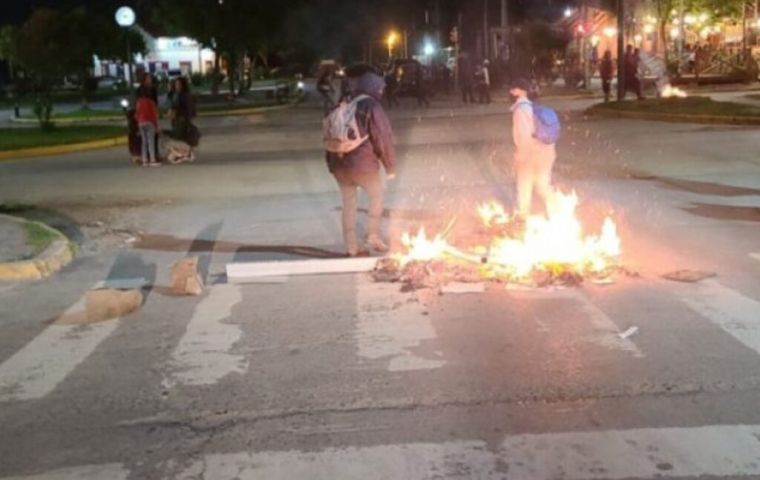 Grupo de vigilantes a caballo se defiende del ataque mapuche