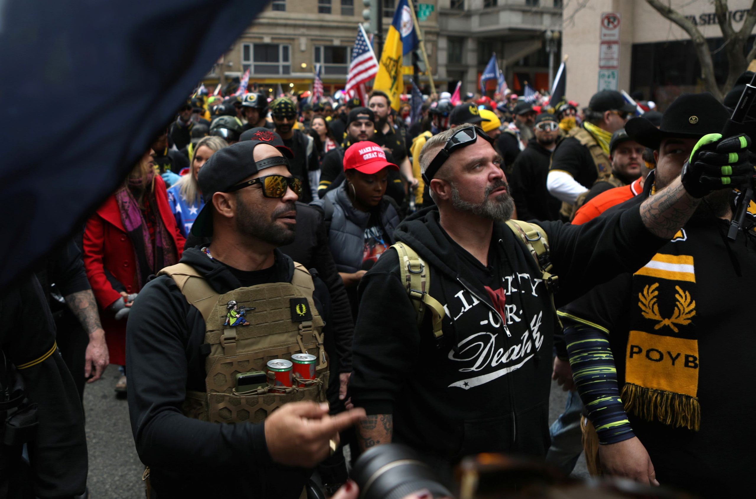 Guardianes de juramentos pro-Trump, Proud Boys citados