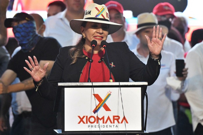 Xiomara Castro, candidata de izquierda del Partido Libre, pronuncia un discurso