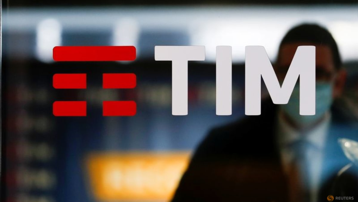 KKR y CVC Capital Partners están considerando unirse para ofertar por Telecom Italia: Bloomberg News