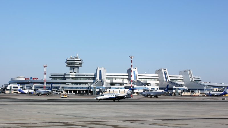 La UE considera la posibilidad de imponer sanciones al aeropuerto de Minsk por la crisis migratoria