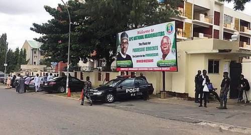 La policía acordona al partido gobernante y la secretaría nacional de APC en Abuja por temor a las protestas de los miembros agraviados.