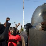 La policía dispara gases lacrimógenos contra los manifestantes mientras aumenta la ira por los ataques en Burkina Faso