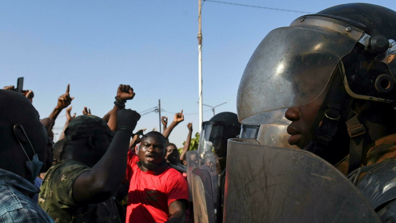 La policía dispara gases lacrimógenos contra los manifestantes mientras aumenta la ira por los ataques en Burkina Faso