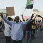 Las fuerzas de seguridad de Sudán disparan gases lacrimógenos mientras miles de personas se unen a las protestas contra el golpe