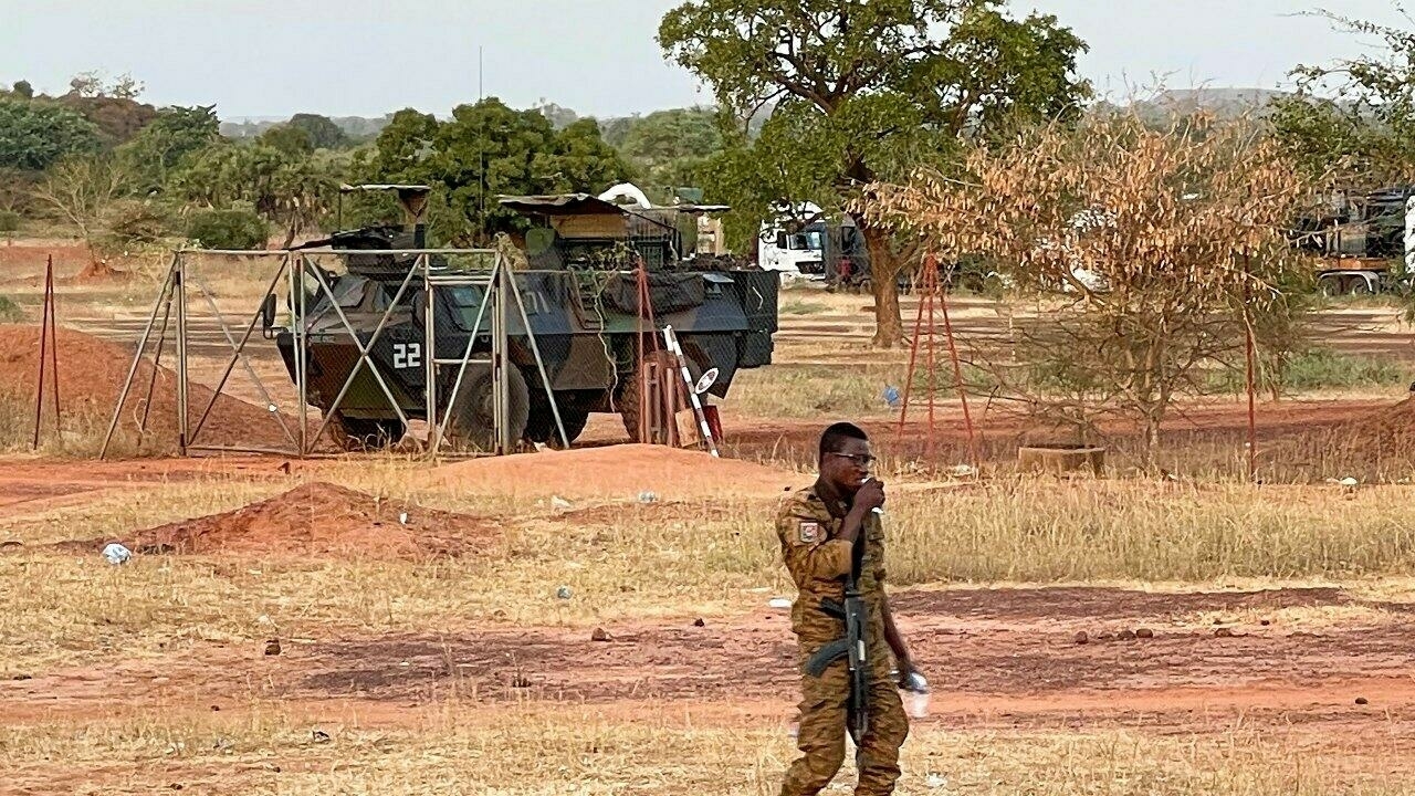 Las fuerzas francesas enfrentan nuevas protestas después de cruzar a Níger desde Burkina Faso